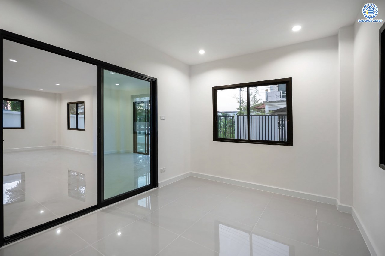 บ้านมือสองตกแต่งใหม่ ตกแต่งสไตล์ Nordic โครงการ กฤษดานคร18 บรมราชชนนี-พุทธมณฑลสาย3  เนื้อที่ 60 ตร.ว. บนพื้นที่ใช้สอยมากถึง 322 ตร.ม. อีกระดับของฟังก์ชัน 3 ห้องนอน 3 ห้องน้ำ 1 ห้องอเนกประสงค์ จอดรถได้ 3 คัน บรรยากาศสุด Private บนทำเลศักยภาพเชื่อมต่อหลายเส้นทาง ใกล้เซ็นทรัลปิ่นเกล้า ม.มหิดล และทางด่วน "ศรีรัช"